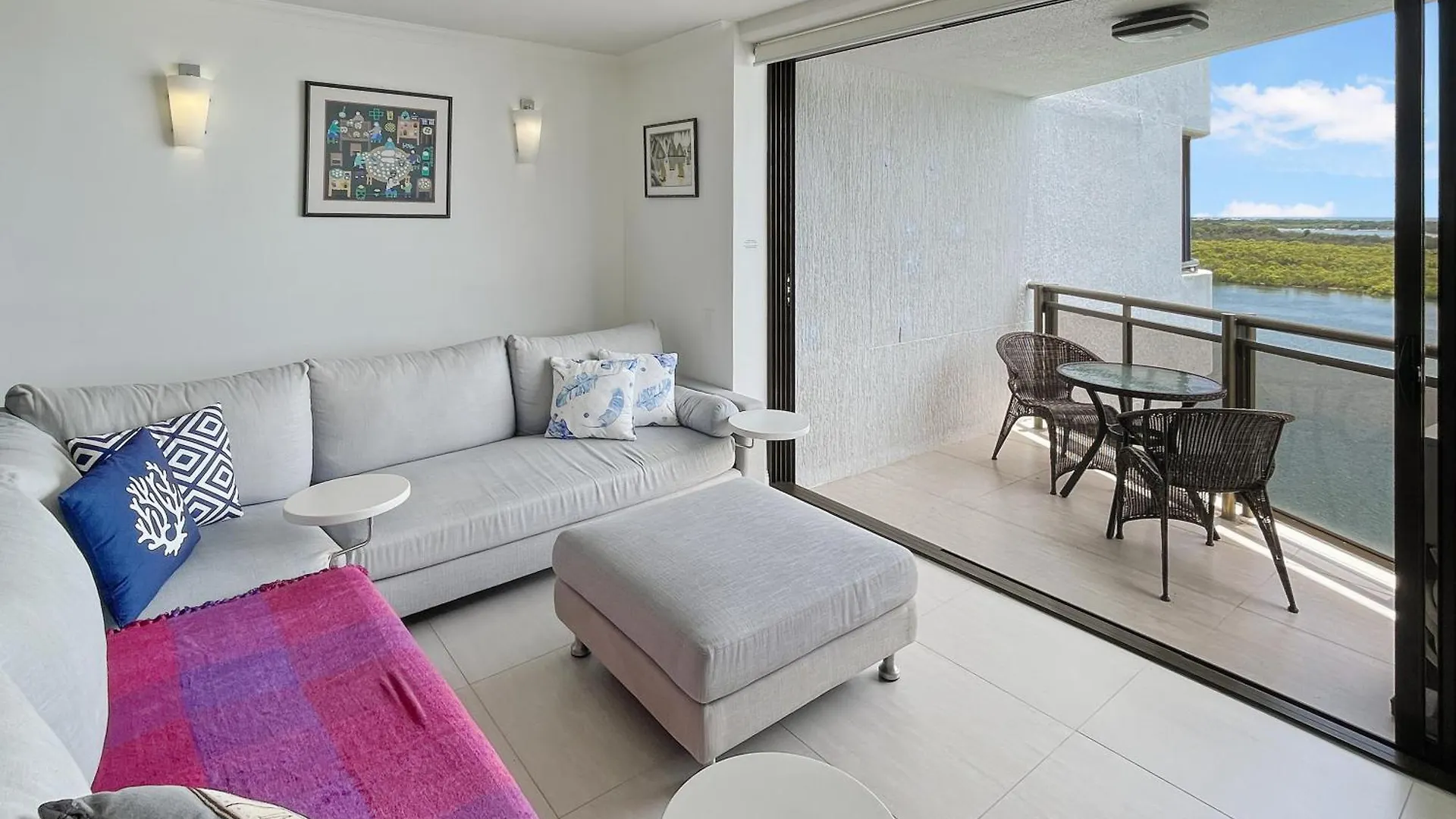 Relaxing Escape: Pool, Tennis Court, Garden Terrace & Water Views 玛志洛 0*,