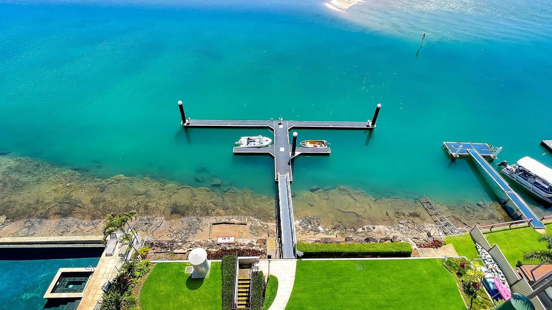 Relaxing Escape: Pool, Tennis Court, Garden Terrace & Water Views 玛志洛