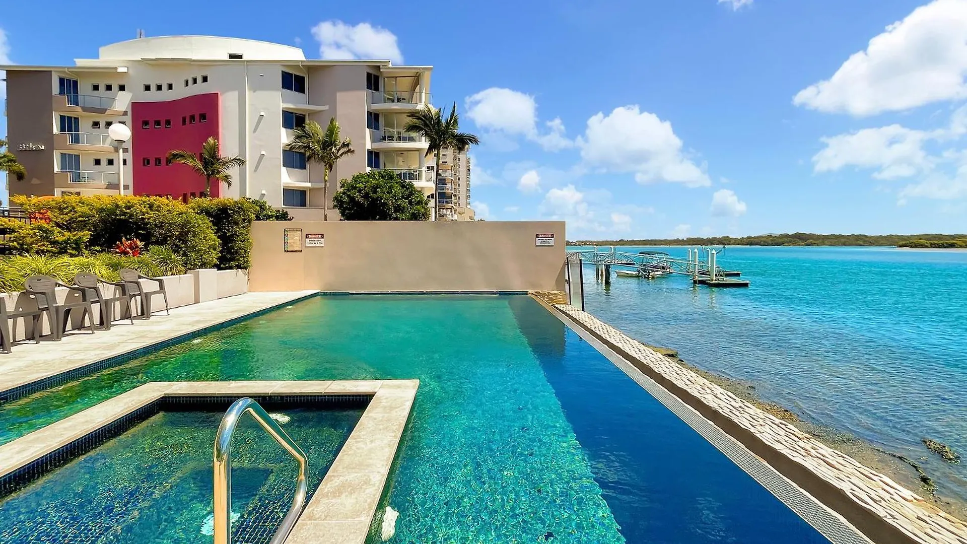 Relaxing Escape: Pool, Tennis Court, Garden Terrace & Water Views Maroochydore